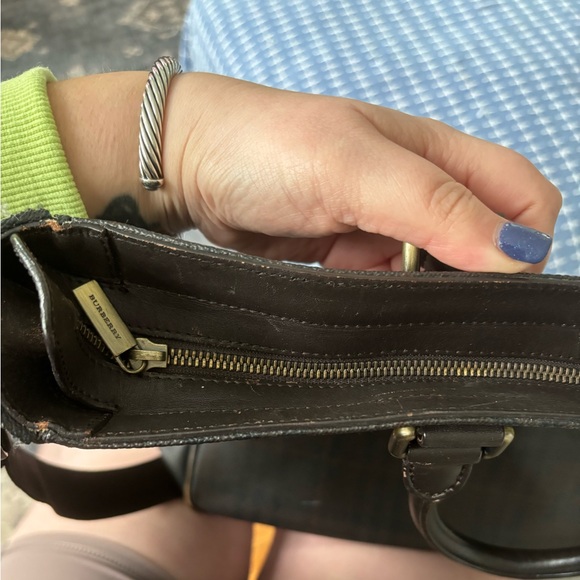 Burberry Tote with zipper closing short handles and shoulder strap - Picture 7 of 13